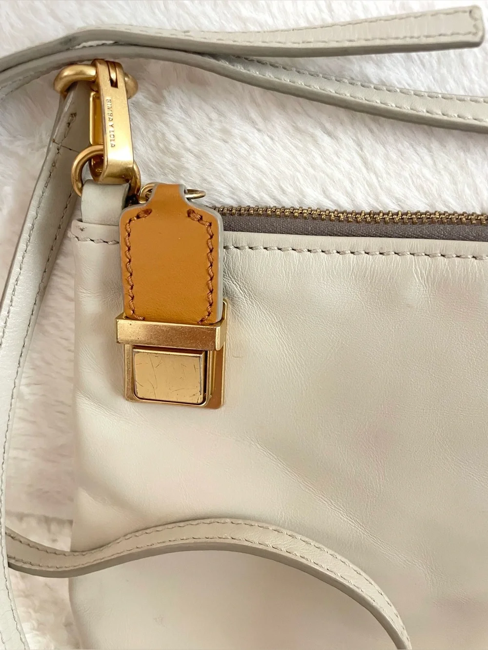 Bimba Y Lola Leather Adjustable Crossbody Stonewhite Goldtone Hardware Zip 7x10